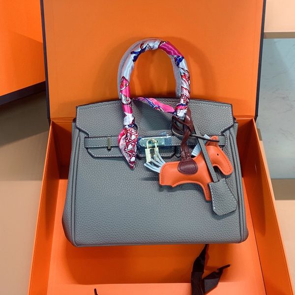 2022 crossbody handbag designer handbags camera bag fationwomen handbags flap wallet stripes shoulder bags tassel pendant soft 2.0.2.2 02
2022 crossbody handbag designer handbags camera bag fationwomen handbags flap wallet stripes shoulder bags tassel pendant soft 2.0.2.2 02