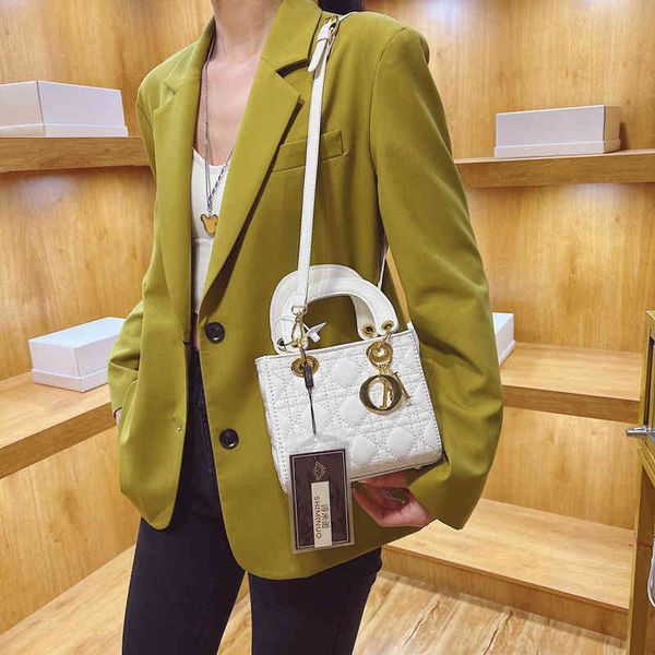 patent leather spring and summer new diana bag handbag foreign style women's one shoulder messenger bag luxury designer
patent leather spring and summer new diana bag handbag foreign style women's one shoulder messenger bag luxury designer