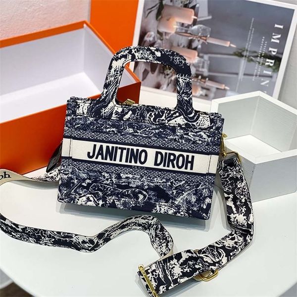 purses aa 2022 new little tot classic print portable high-grade feeling single shoulder messenger wide shoulder strap counter same women
purses aa 2022 new little tot classic print portable high-grade feeling single shoulder messenger wide shoulder strap counter same women