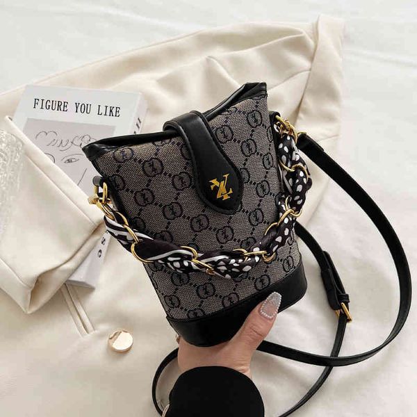 french minority silk scarf chain handbag women's 2022 new versatile one shoulder messenger bag bucket bag 
french minority silk scarf chain handbag women's 2022 new versatile one shoulder messenger bag bucket bag