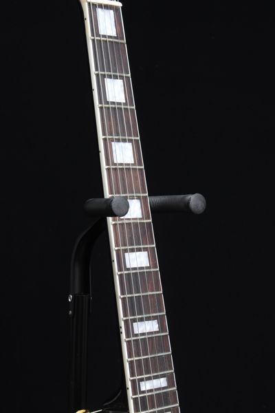 custom sg electric guitar, black body, rosewood fingerboard, big jazz vibrato, gold hardware same of the pictures
custom sg electric guitar, black body, rosewood fingerboard, big jazz vibrato, gold hardware same of the pictures