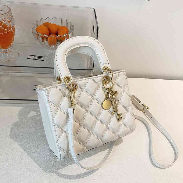 2022 new popular fashion diagonal small sophisticated ladies luxury elegant evening bag clutch
2022 new popular fashion diagonal small sophisticated ladies luxury elegant evening bag clutch