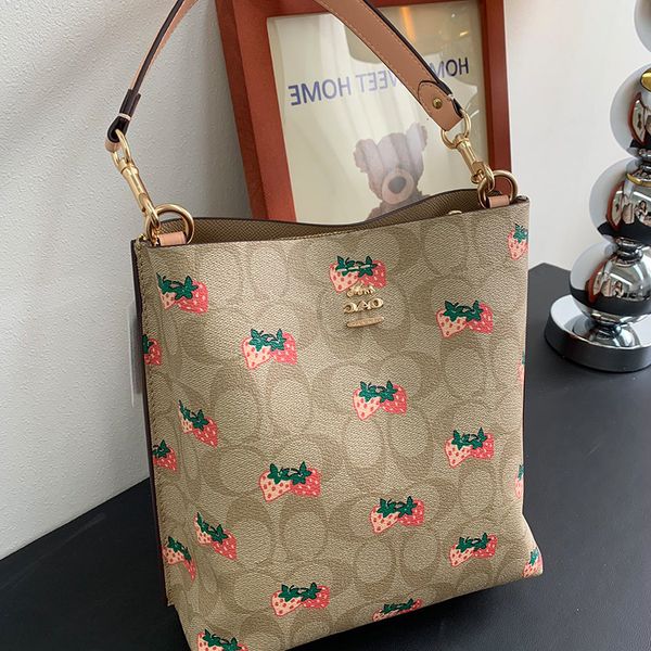 designer bags 2022 new female strawberry print mollie 22 bucket classic flower hand-held one shoulder messenger
designer bags 2022 new female strawberry print mollie 22 bucket classic flower hand-held one shoulder messenger