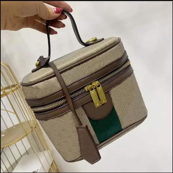 luxury designer cosmetic case womens crossbody messenger bag 2022 new lunch boxbag simple lipstick powder portable box storage handbag ladie
luxury designer cosmetic case womens crossbody messenger bag 2022 new lunch boxbag simple lipstick powder portable box storage handbag ladie