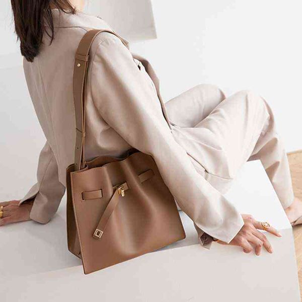 designer women's evening bags leather high sense 2022 trendy ins bucket tote bag large capacity menger women's bag
designer women's evening bags leather high sense 2022 trendy ins bucket tote bag large capacity menger women's bag