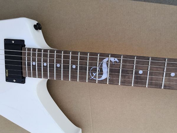 6 string white unusual shaped electric guitar with active pickups rosewood fretboar
6 string white unusual shaped electric guitar with active pickups rosewood fretboar