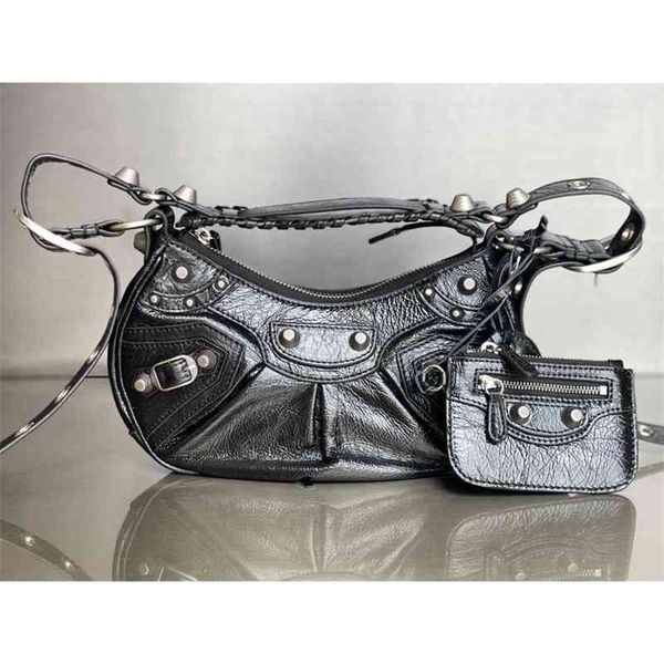 bags new locomotive armpit bag three in one month tooth oil wax leather rivet half moon dumpling burst crack purse
bags new locomotive armpit bag three in one month tooth oil wax leather rivet half moon dumpling burst crack purse