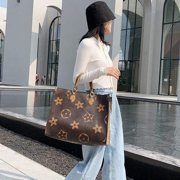 new designer bags women 2022 fashion old flower women's double-sided color matching shopping single shoulder portable large tote
new designer bags women 2022 fashion old flower women's double-sided color matching shopping single shoulder portable large tote