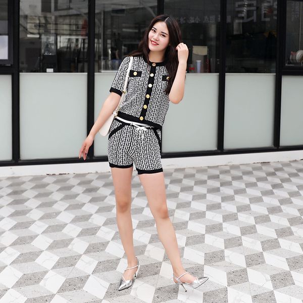 women's shorts designer 2021 spring and summer new round neck gold button knitted slim short ice silk letter temperament t-shirt uzhe, White;black
women's shorts designer 2021 spring and summer new round neck gold button knitted slim short ice silk letter temperament t-shirt uzhe, White;black