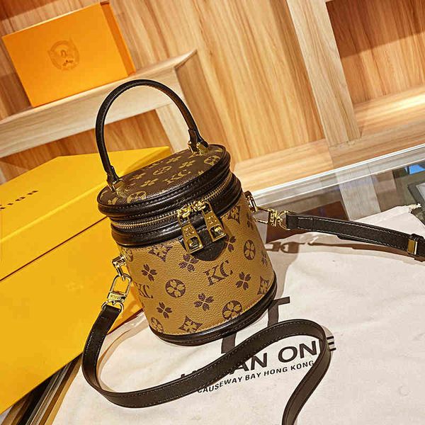 2022 new high-grade bucket cylinder leather women's bag fashion keychain factory outlet, Silver
2022 new high-grade bucket cylinder leather women's bag fashion keychain factory outlet, Silver