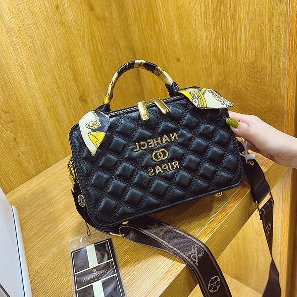 new designer bags 2022 fashion small fragrance lingge box women's portable square texture versatile one shoulder messenger01
new designer bags 2022 fashion small fragrance lingge box women's portable square texture versatile one shoulder messenger01