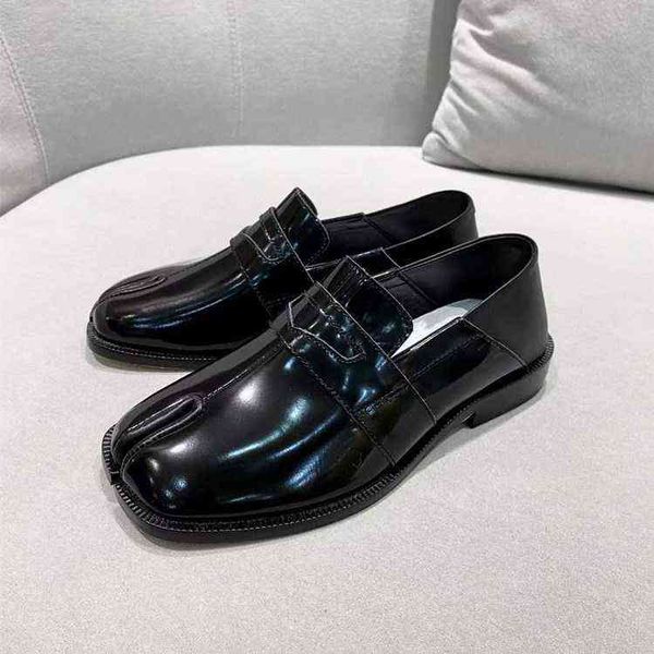 slipper mm6 leather back heel split toe single shoe men' and women' same flat bottom lazy feet happy tabi casual 220723, Black
slipper mm6 leather back heel split toe single shoe men' and women' same flat bottom lazy feet happy tabi casual 220723, Black