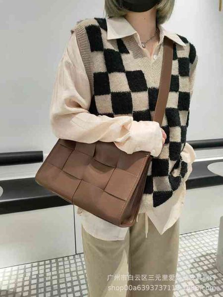 autumn and winter texture bag high sense of minority single shoulder cowhide woven menger atmospheric simplicity
autumn and winter texture bag high sense of minority single shoulder cowhide woven menger atmospheric simplicity