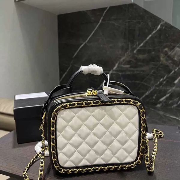 2022s luxury cosmetic box bags multicolor contrasting chain decorate handbag designers gold-tone metal hardware quilted shoulder bag handle
2022s luxury cosmetic box bags multicolor contrasting chain decorate handbag designers gold-tone metal hardware quilted shoulder bag handle