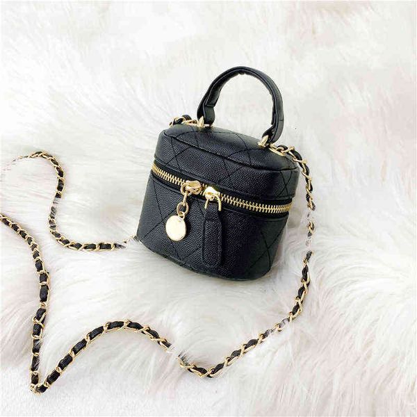 children's portable small bag korean version lingge chain single shoulder bag fashion foreign style little girl princess messenger chan, Black
children's portable small bag korean version lingge chain single shoulder bag fashion foreign style little girl princess messenger chan, Black