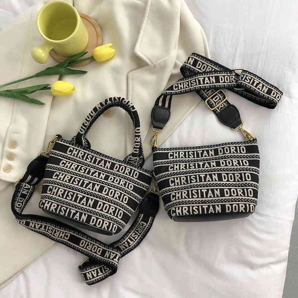 2022 factory wholesale new bag female new korean fashion strap cloth letter one shoulder small square bag pu messenger handbag bags b4ae
2022 factory wholesale new bag female new korean fashion strap cloth letter one shoulder small square bag pu messenger handbag bags b4ae