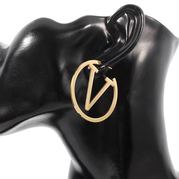 2022 jewelry designer earrings gold hoop earrings for lady women party with box huggie earings, Golden;silver
2022 jewelry designer earrings gold hoop earrings for lady women party with box huggie earings, Golden;silver