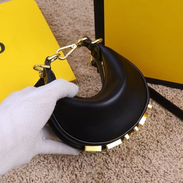 2022 new women party half moon bag solid handbag fashion ladies hardware letter personality shoulder crescent bag
2022 new women party half moon bag solid handbag fashion ladies hardware letter personality shoulder crescent bag