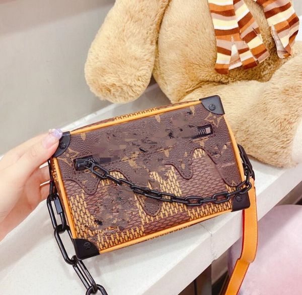 designer wavy plaid couples messenger bag casual mens crossbody pocket shoulder box bags handbags luxury brand women chain clutch purses
designer wavy plaid couples messenger bag casual mens crossbody pocket shoulder box bags handbags luxury brand women chain clutch purses