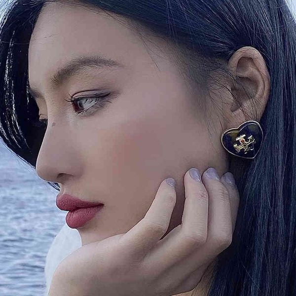 2022 new fashion designer jewelry enamel amber natural peach heart resin niche silver needle, Golden
2022 new fashion designer jewelry enamel amber natural peach heart resin niche silver needle, Golden