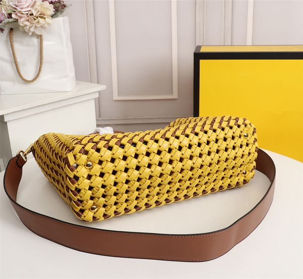 women's stylish hand knitting bag fashion design shoulder handbag cell phone bag fine workmanship suitable for all occasions
women's stylish hand knitting bag fashion design shoulder handbag cell phone bag fine workmanship suitable for all occasions