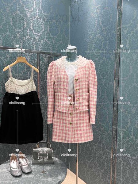 two piece dress designer 2022 early spring new pink plaid tweed v-neck bubble long sleeve gold button wool coat skirt suit zneg, White 
two piece dress designer 2022 early spring new pink plaid tweed v-neck bubble long sleeve gold button wool coat skirt suit zneg, White