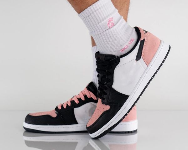 2022 authentic 1 low og bleached coral shoes black leather trainers pink suede men women outdoor sports sneakers with original box
2022 authentic 1 low og bleached coral shoes black leather trainers pink suede men women outdoor sports sneakers with original box