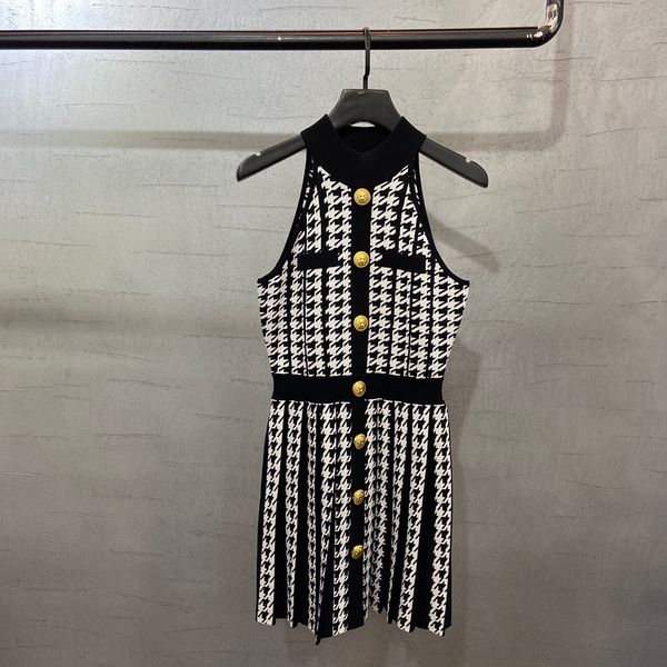 2022 european luxury casual dresses fashion brand single row metal tiger head button decorative neck hanging pleated skirt, Black;gray
2022 european luxury casual dresses fashion brand single row metal tiger head button decorative neck hanging pleated skirt, Black;gray