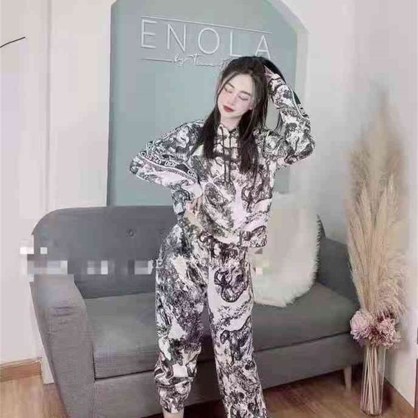 2022 new special offer model tie dyed hooded long sleeved trousers two-piece set women's autumn clothes fashion loose casual sports sui, White
2022 new special offer model tie dyed hooded long sleeved trousers two-piece set women's autumn clothes fashion loose casual sports sui, White