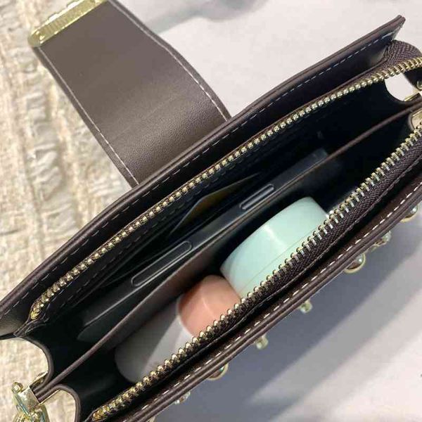2022 new designer handbags small new rivet messenger small square temperament able women's fashion single shoulder
2022 new designer handbags small new rivet messenger small square temperament able women's fashion single shoulder