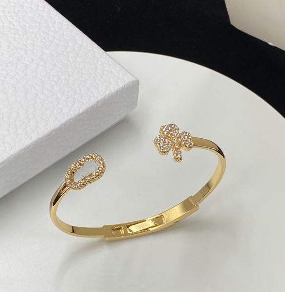 designer brand letter charm bracelet women clover inlay rhinestone bracelet hand chains bangle valentine's gift wedding jewelry, Golden;silver
designer brand letter charm bracelet women clover inlay rhinestone bracelet hand chains bangle valentine's gift wedding jewelry, Golden;silver