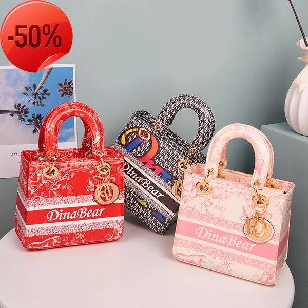 the factory directly 2022 new women's msenger one shoulder printed leather princs wrist dign bag
the factory directly 2022 new women's msenger one shoulder printed leather princs wrist dign bag