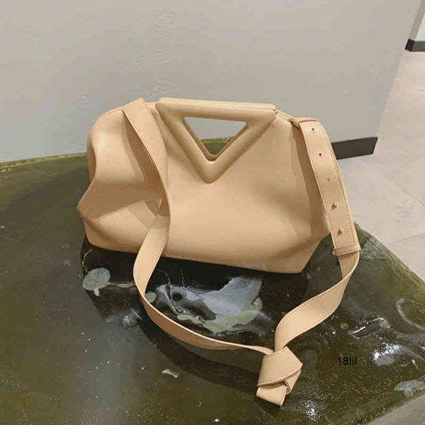 outdoor sports designer venetas bottegas bagspoint color inverted triangle cloud leather shoulder messenger portable
outdoor sports designer venetas bottegas bagspoint color inverted triangle cloud leather shoulder messenger portable