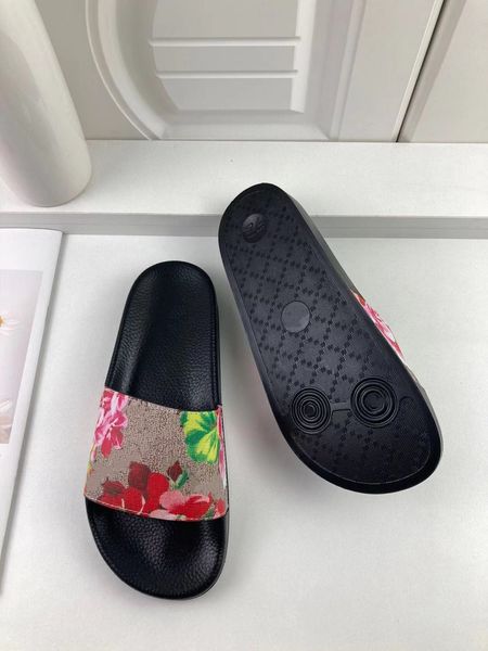 luxurys designer classical pool rubber slippers sandals men's and women's slippers fashion light beach shoes flat non slip flip fl, Black
luxurys designer classical pool rubber slippers sandals men's and women's slippers fashion light beach shoes flat non slip flip fl, Black