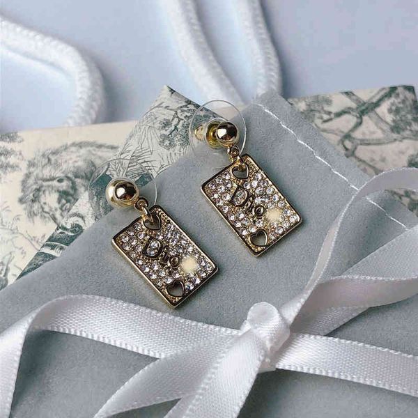 d family of zircon temperament2022 luxury brand fashion design versatile ladies jewelry stud earrings, Golden;silver
d family of zircon temperament2022 luxury brand fashion design versatile ladies jewelry stud earrings, Golden;silver