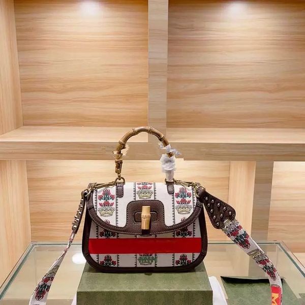 luxury designer autumn winter messenger bag fashion retro flower pattern featured bamboo handle handbag
luxury designer autumn winter messenger bag fashion retro flower pattern featured bamboo handle handbag
