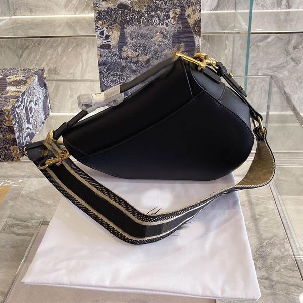 2022 ladies cowhide saddle bag vintage crossbody handbag celebrity inspiration embroidered canvas shoulder bags d25 with box
2022 ladies cowhide saddle bag vintage crossbody handbag celebrity inspiration embroidered canvas shoulder bags d25 with box