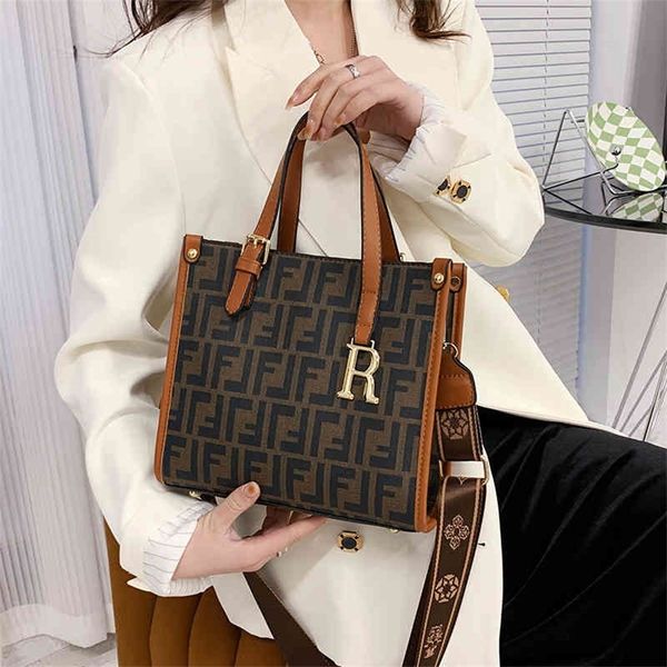 women's bag trend printing high-capacity handbag fashion versatile one shoulder messenger bag 75% purses stores sale
women's bag trend printing high-capacity handbag fashion versatile one shoulder messenger bag 75% purses stores sale