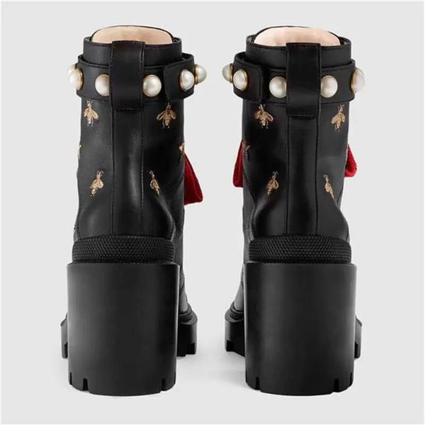 2022 embroidered leather ankle boot with belt 557735 ayo10 1000 luxury designer boots women fashion classic martin desert sneakers286f, Black
2022 embroidered leather ankle boot with belt 557735 ayo10 1000 luxury designer boots women fashion classic martin desert sneakers286f, Black