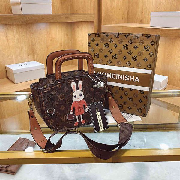 2022 factory wholesale new minority light luxury old flower hand fashion retro wing women's vegetable basket messenger bag
2022 factory wholesale new minority light luxury old flower hand fashion retro wing women's vegetable basket messenger bag