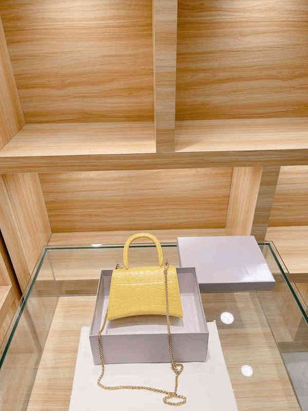 shoulder bags women handbag golden chain crossbody fashion messenger flap elegant classic designer leather wallet ladies 1028
shoulder bags women handbag golden chain crossbody fashion messenger flap elegant classic designer leather wallet ladies 1028