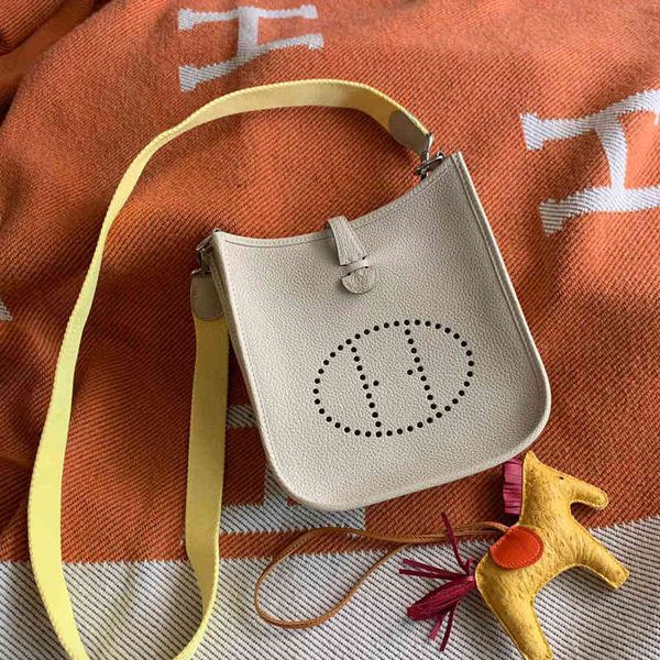 luxury bags hands h family evelyn mini perforated bucket 2022 new women's messenger bag texture yydkjd
luxury bags hands h family evelyn mini perforated bucket 2022 new women's messenger bag texture yydkjd