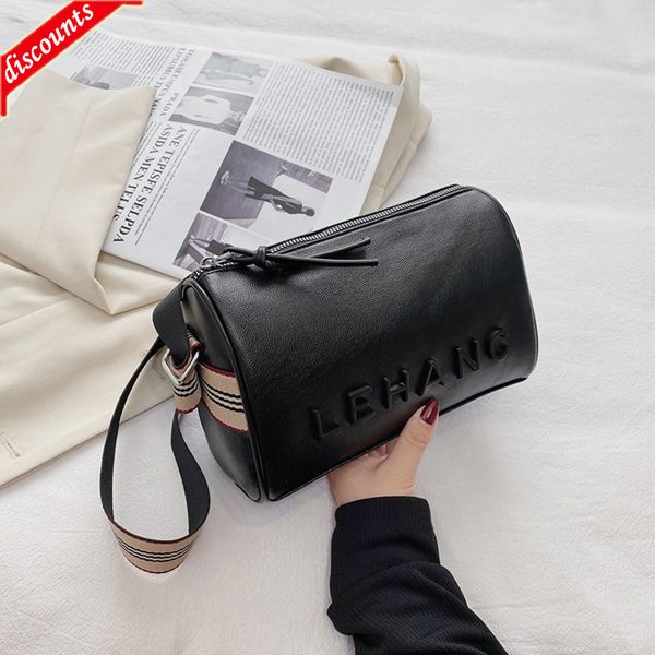 new fashion casual one letter barrel quality shoulder messenger bag lady handbags 
new fashion casual one letter barrel quality shoulder messenger bag lady handbags