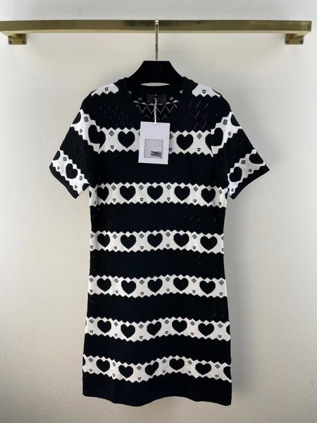 designer dress 2022 summer autumn o neck short sleeve fashion milan runway dress brand same style dresses 0529-6, Black;pink
designer dress 2022 summer autumn o neck short sleeve fashion milan runway dress brand same style dresses 0529-6, Black;pink
