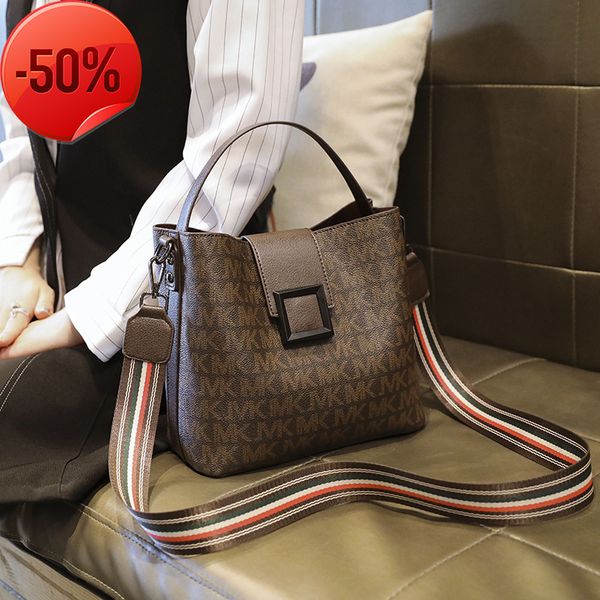 fashion luxury designer2022 spring and summer new printed bucket korean version easy to take trend women's bag wide webbing single shou
fashion luxury designer2022 spring and summer new printed bucket korean version easy to take trend women's bag wide webbing single shou