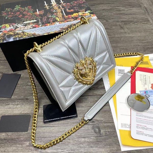 luxury pearl buckle leather shoulder handbag women metal chain fashion versatile love flip over inlaid pearl decoration fast delivery
luxury pearl buckle leather shoulder handbag women metal chain fashion versatile love flip over inlaid pearl decoration fast delivery