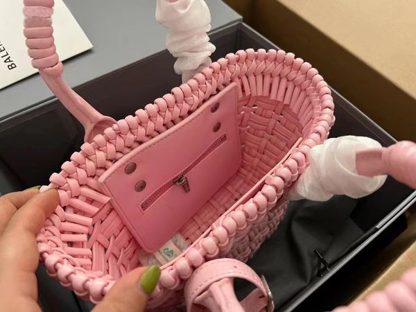 2022 new woven basket bag portable pink girl fengtian cool fashion rivet messenger bags designer bag
2022 new woven basket bag portable pink girl fengtian cool fashion rivet messenger bags designer bag