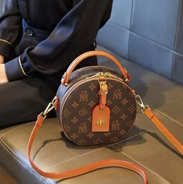 niche brand luxury design round one shoulder crossbody bag 2022 fashion rounded bags versatile printed rounding cake bag women's handba, Black;red
niche brand luxury design round one shoulder crossbody bag 2022 fashion rounded bags versatile printed rounding cake bag women's handba, Black;red