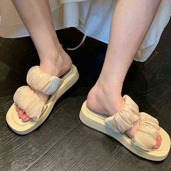 2022 summer new net red cloud slippers ins fashion wear out versatile thick bottom word fairy sandals, Black
2022 summer new net red cloud slippers ins fashion wear out versatile thick bottom word fairy sandals, Black