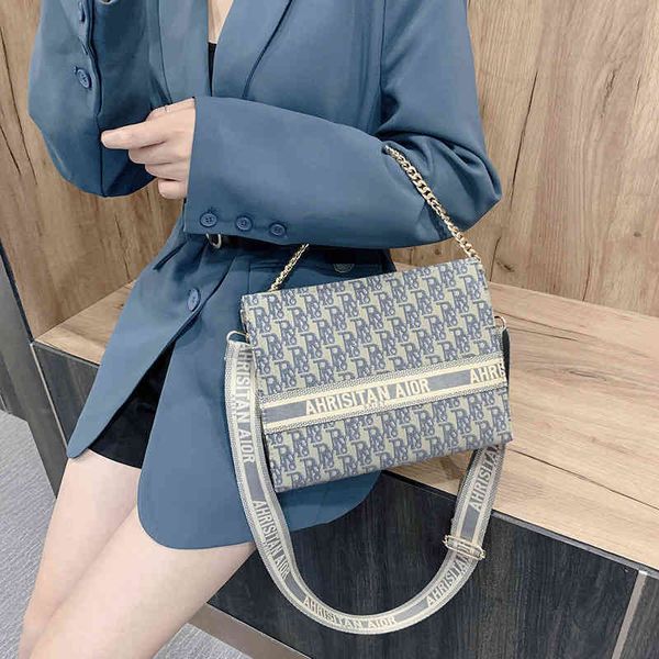 2022 new designer handbags factory store fashion one shoulder messenger female popular small square chain
2022 new designer handbags factory store fashion one shoulder messenger female popular small square chain